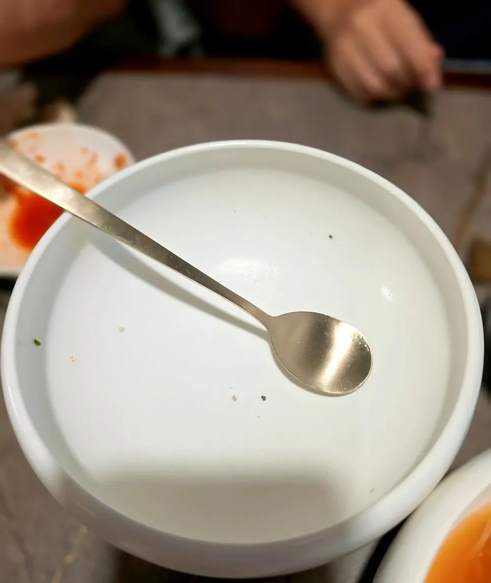 清燉牛骨湯與白飯的擺盤