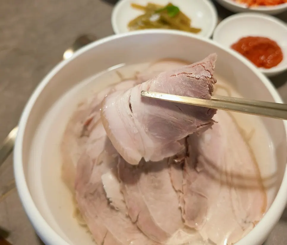 裝有蕎麥麵的平壤冷麵特寫