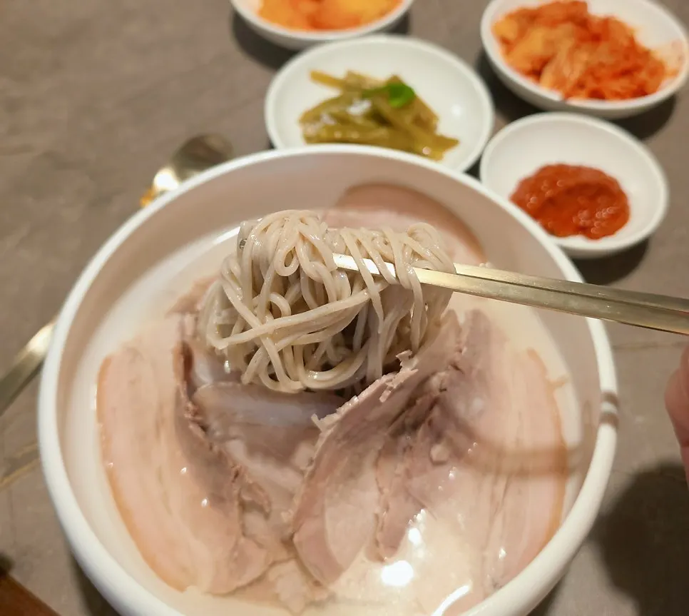 夾起平壤冷麵麵條的畫面