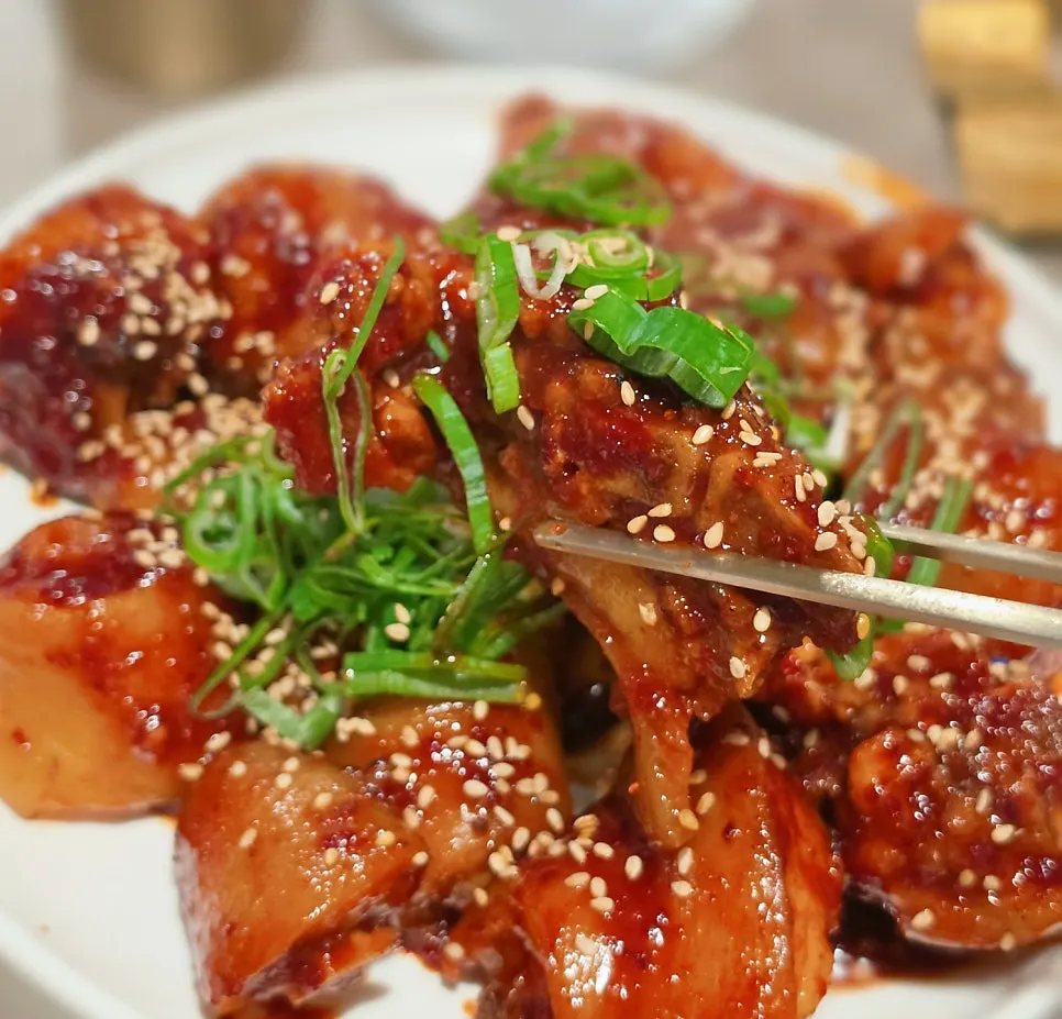 豬尾燉菜與牛骨湯一同擺放的餐桌