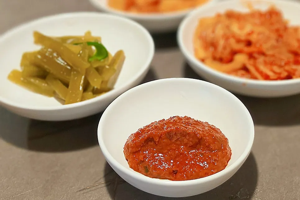 與牛骨湯一起享用的蘿蔔泡菜
