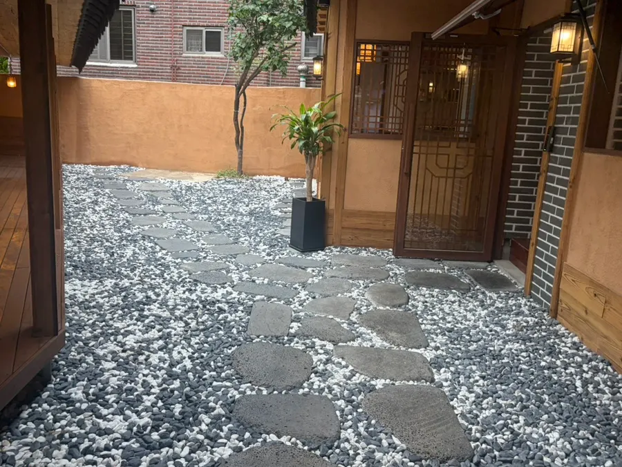 Anok's tidy entrance atmosphere
