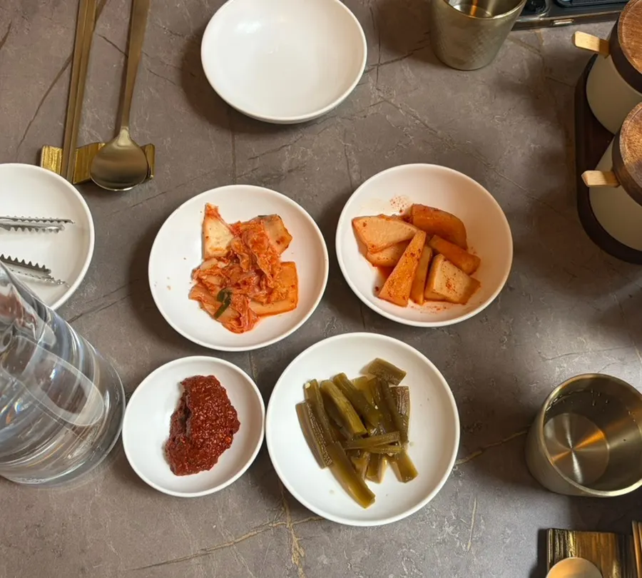 Anok's full basic table setting