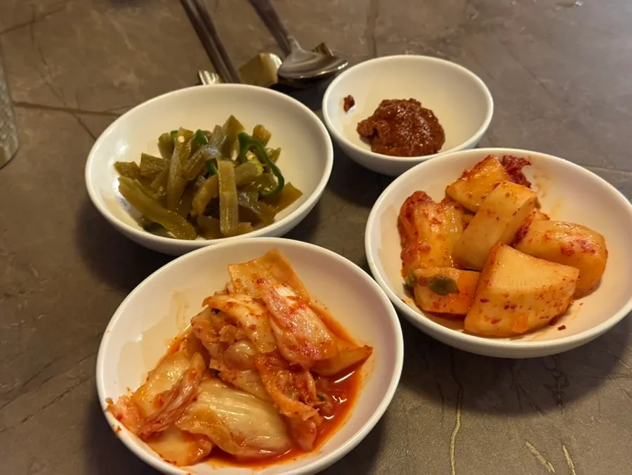 김치가 포함된 안옥 기본 찬