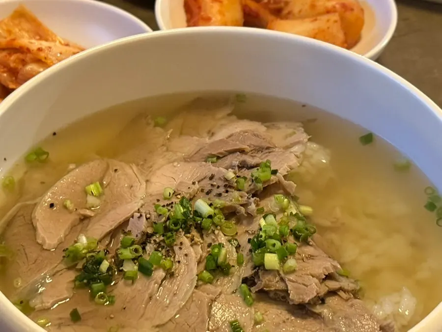 밥을 말아 먹는 안옥 곰탕