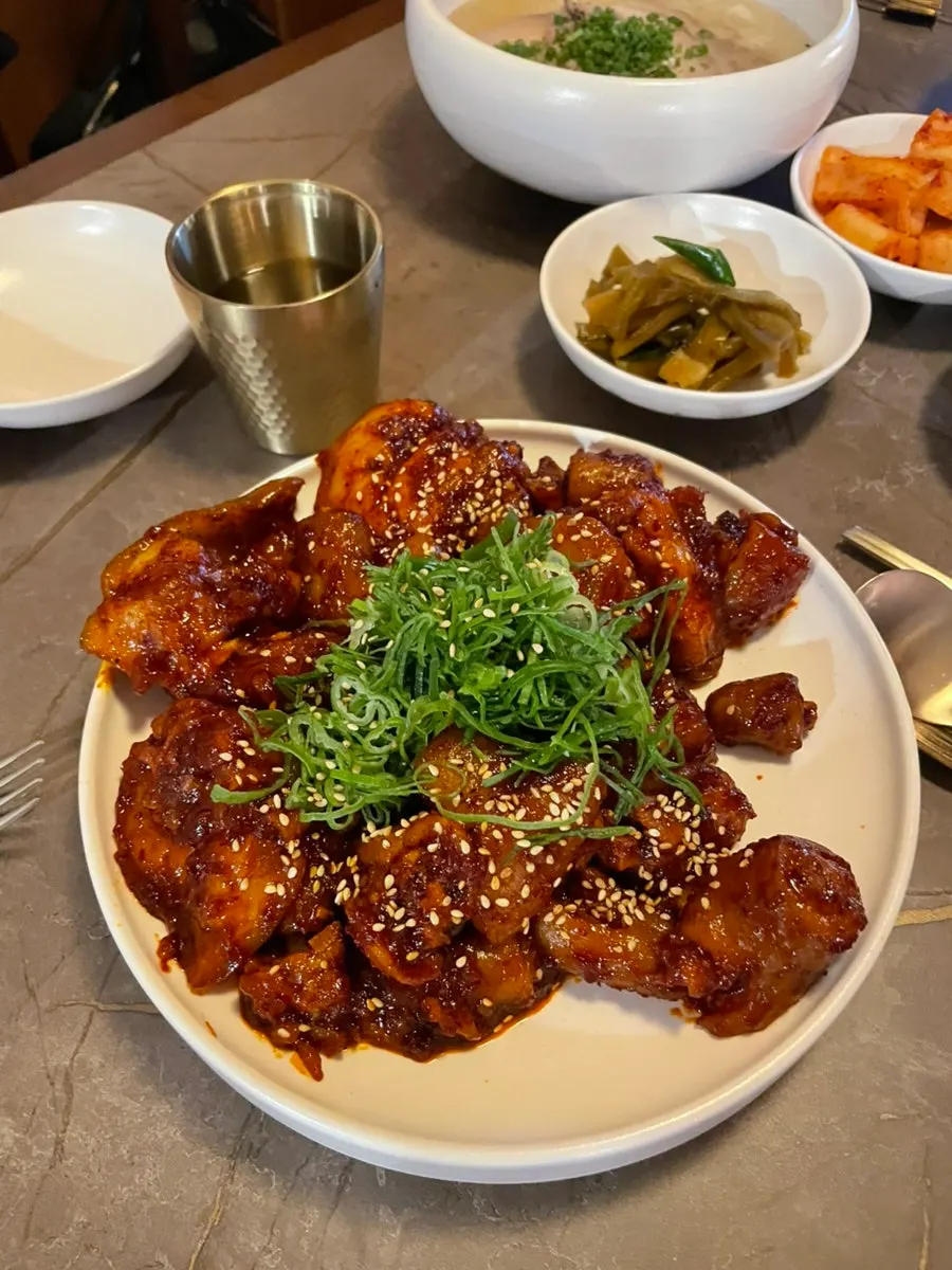 윤기 나는 안옥 돼지꼬리찜 한 접시