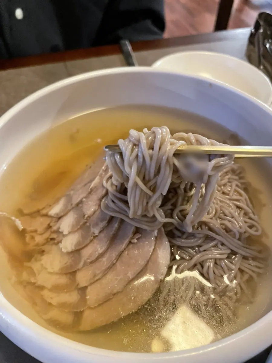 탱글한 면발을 들어 올린 평양냉면
