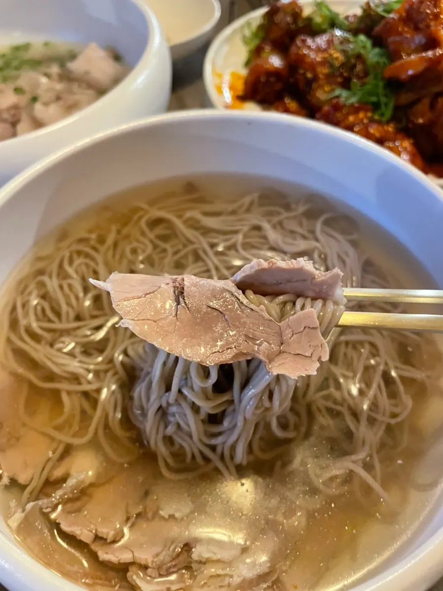 평양냉면에 넉넉히 올라간 고기 고명