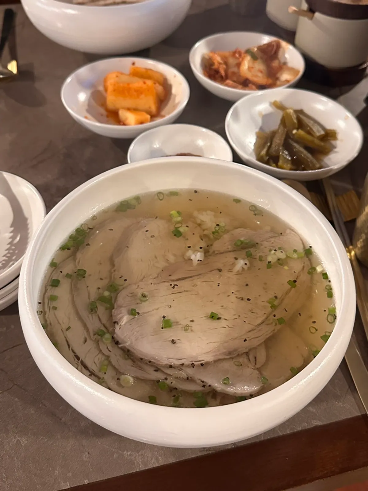 고기와 파가 올라간 안옥 맑은 곰탕 한 그릇