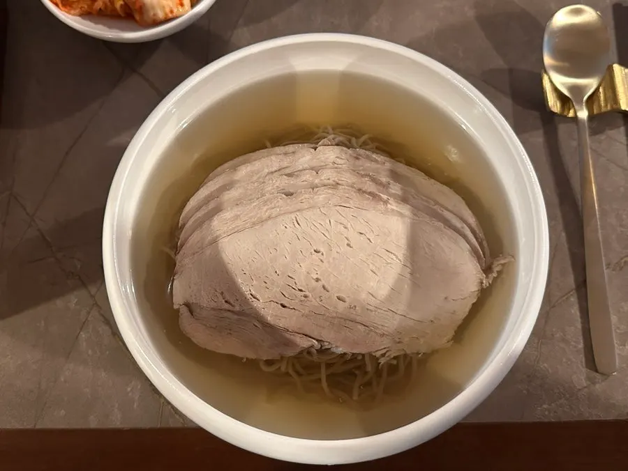 고기 여러 장이 올라간 안옥 평양냉면 물냉면