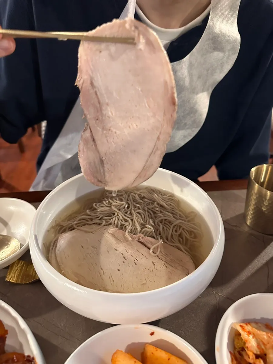 손바닥만 한 크기의 수육 고기 한 장