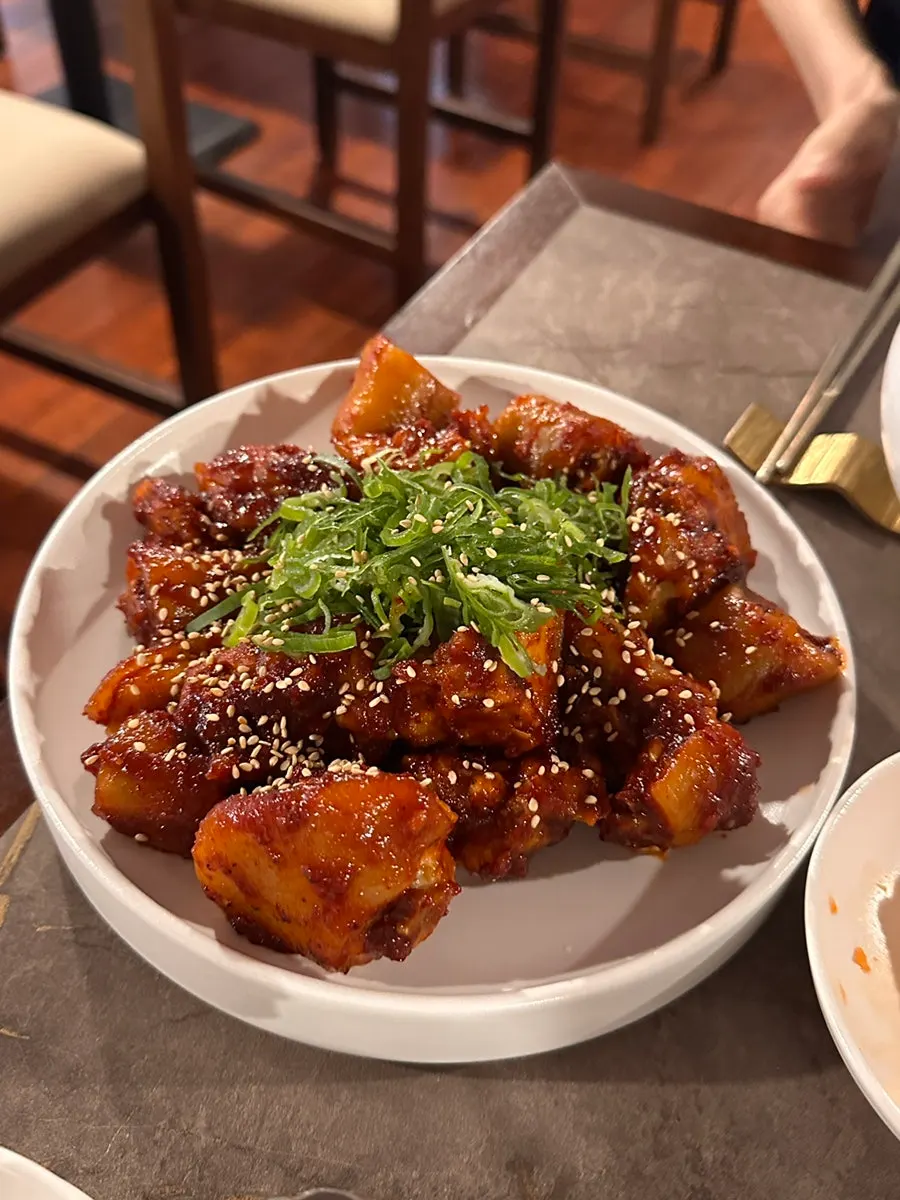양 많은 안옥 돼지꼬리찜 한 접시