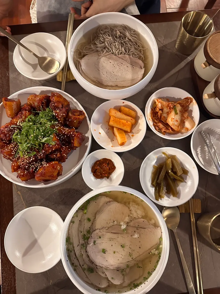 곰탕·평양냉면·돼지꼬리찜 한상 풀샷