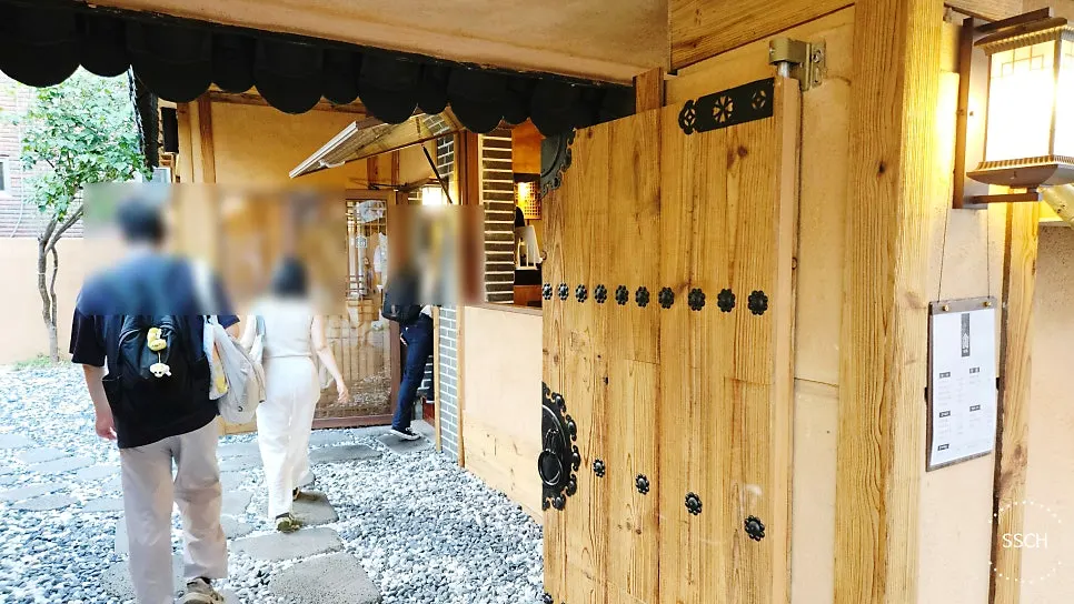 안옥 입구 한옥 외관 디테일