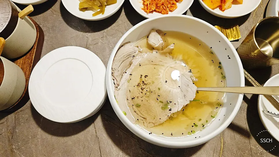 테이블에 세팅된 통후추와 소금