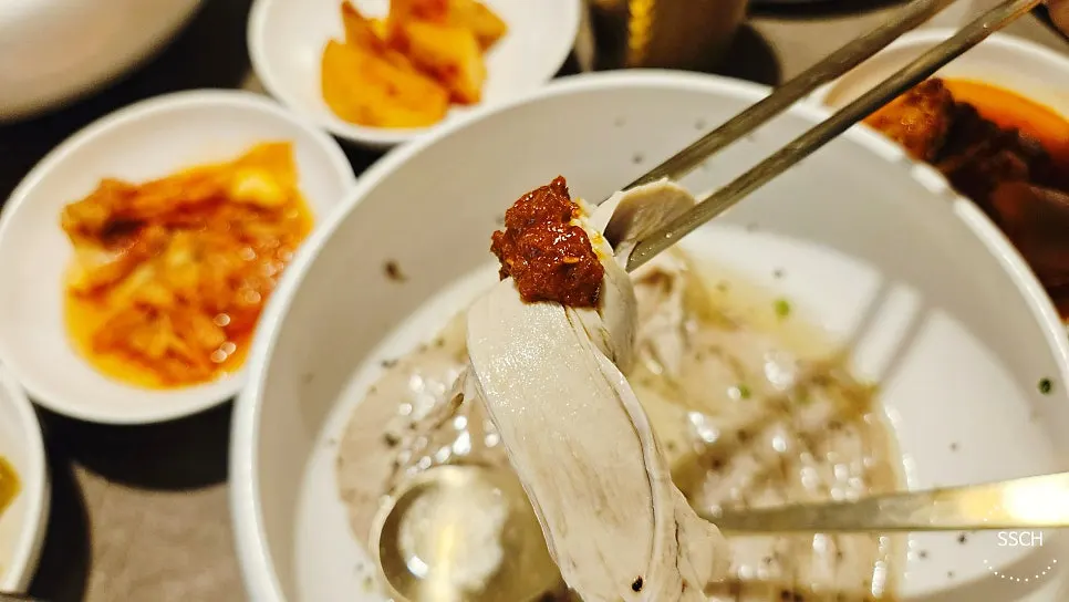 편육이 올라간 안옥 맑은 곰탕 한 그릇