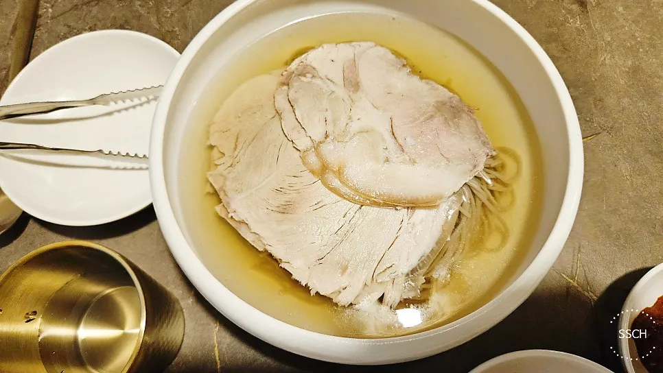 특제 소스에 찍어 먹는 두툼한 편육