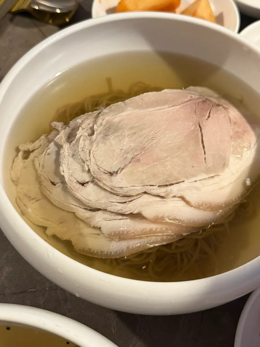 Close-up of the clear gomtang broth