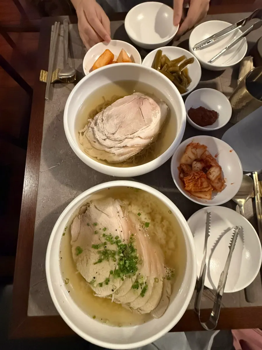 Gomtang and naengmyeon split between two bowls