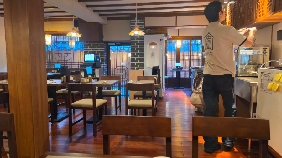 Anok's hall decorated with solid wood pillars and lattice doors