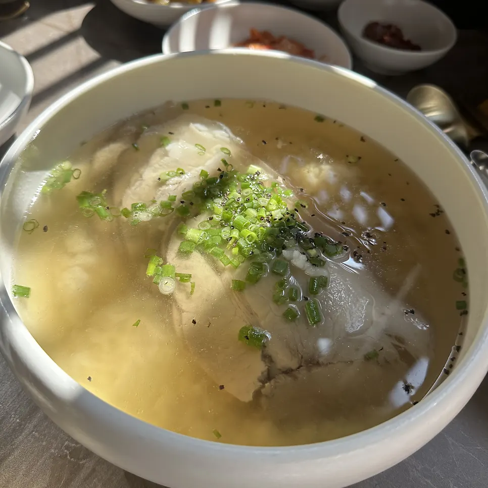 숟가락으로 떠올린 곰탕 국물