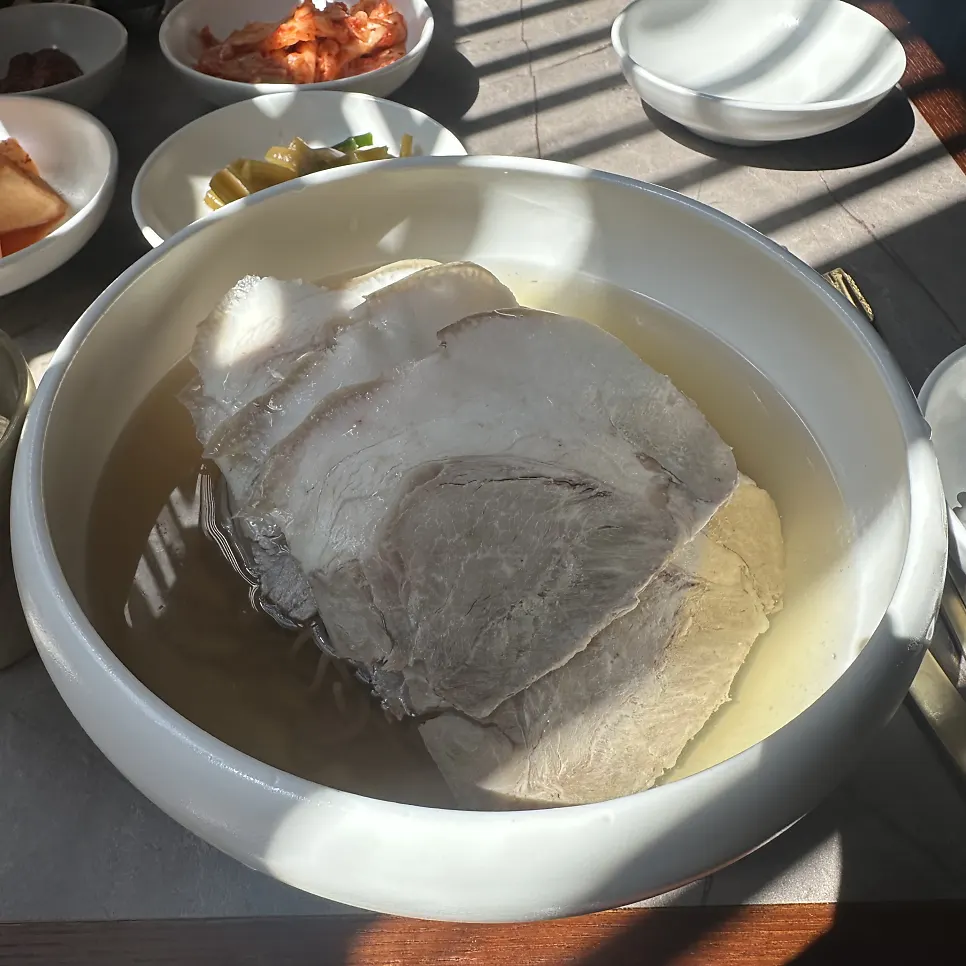 평양냉면 면과 고명 클로즈업