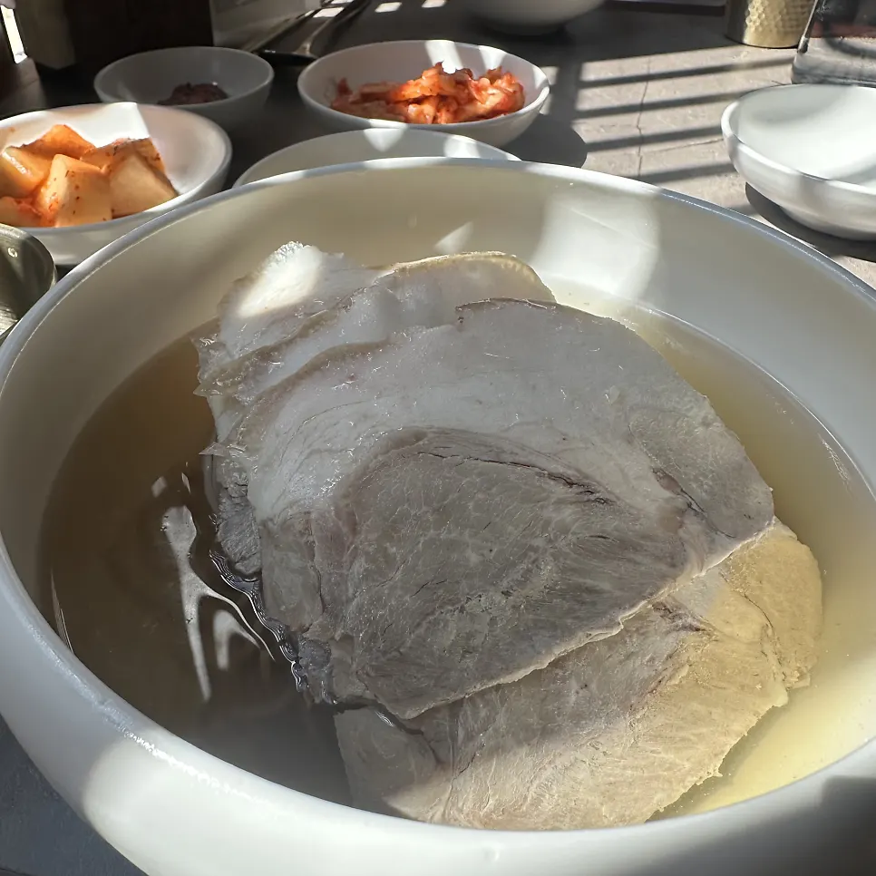 젓가락으로 들어 올린 평양냉면 면발