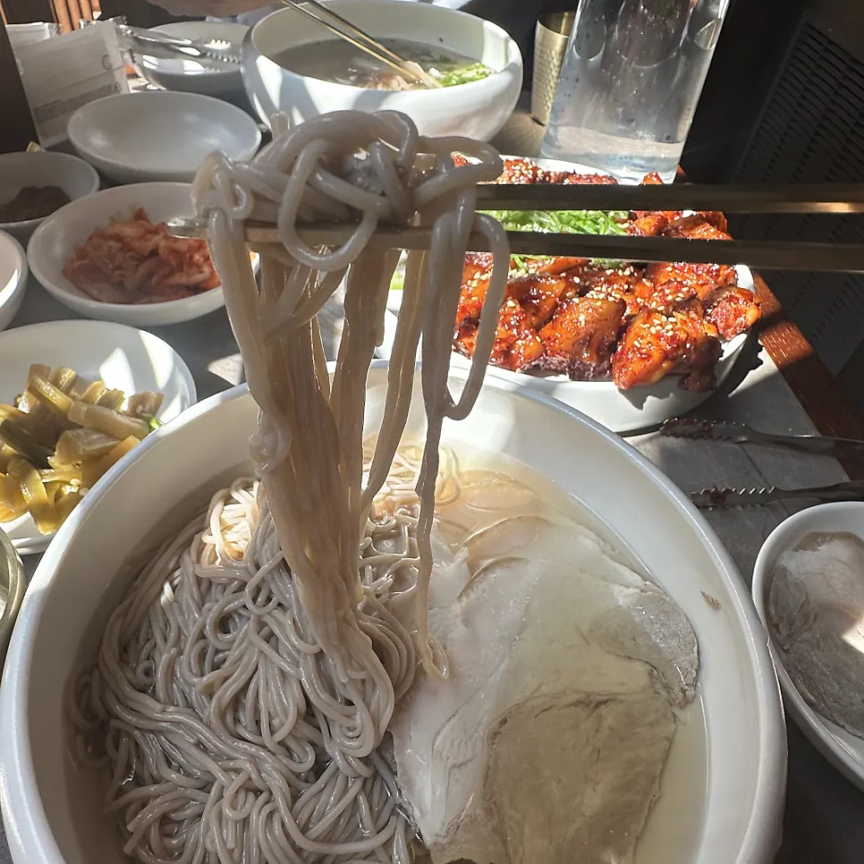 평양냉면과 곰탕을 함께 놓은 상차림