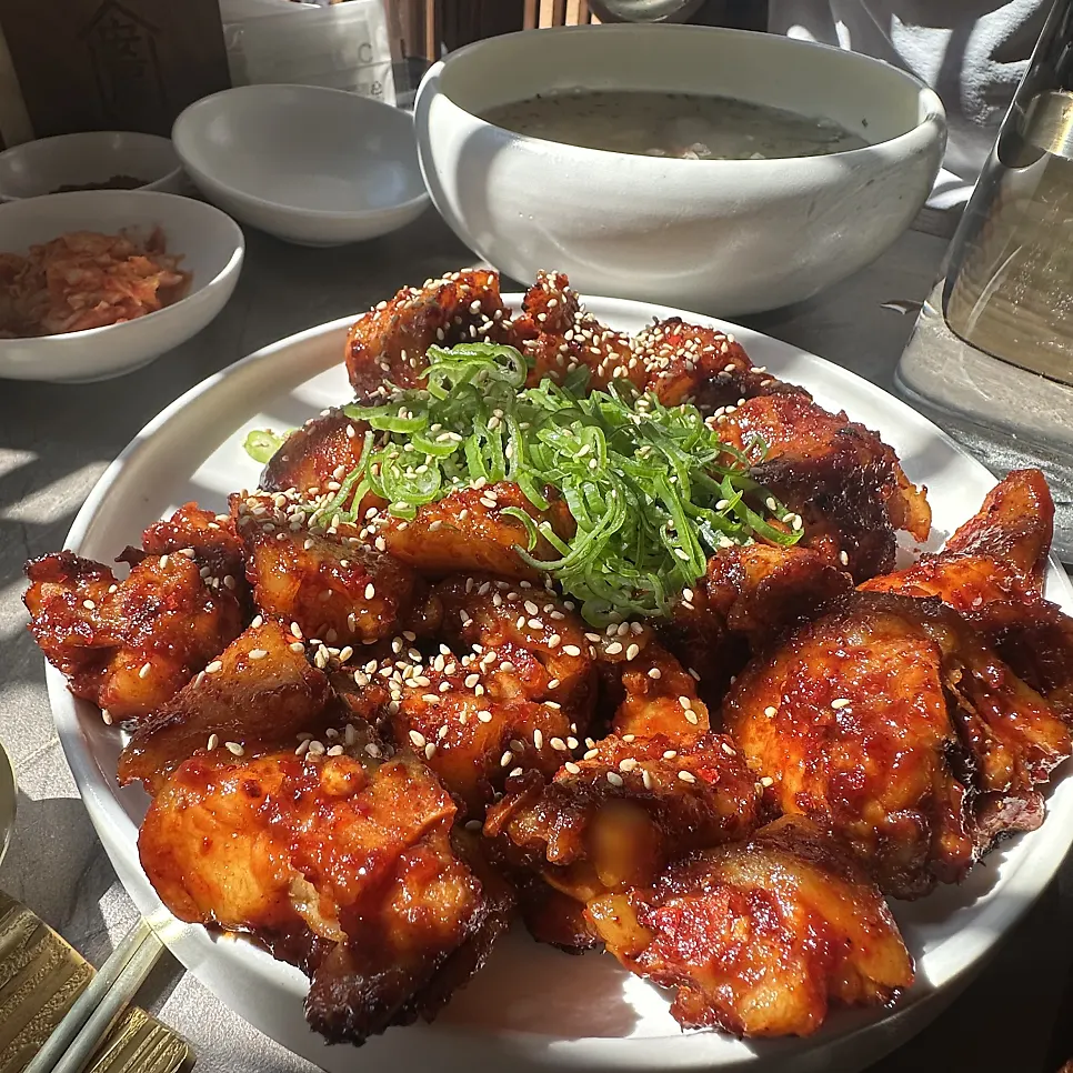 야들야들한 돼지꼬리찜 고기