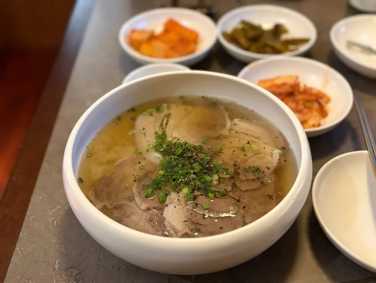 평양냉면 맑은 곰탕 돼지꼬리찜이 차려진 상차림