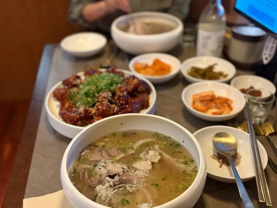 파와 후추가 올라간 안옥 맑은 곰탕 한 그릇