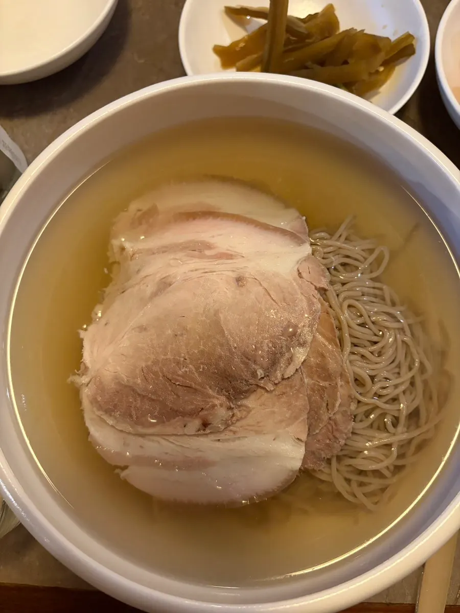 곰탕 속 부드러운 고기 건져 올린 모습
