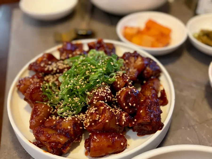 평양냉면과 돼지꼬리찜을 함께 놓은 테이블