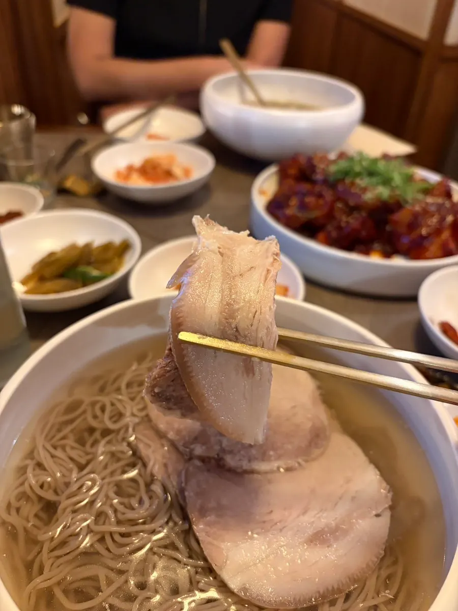 한입 크기로 잘린 돼지꼬리찜 한 점