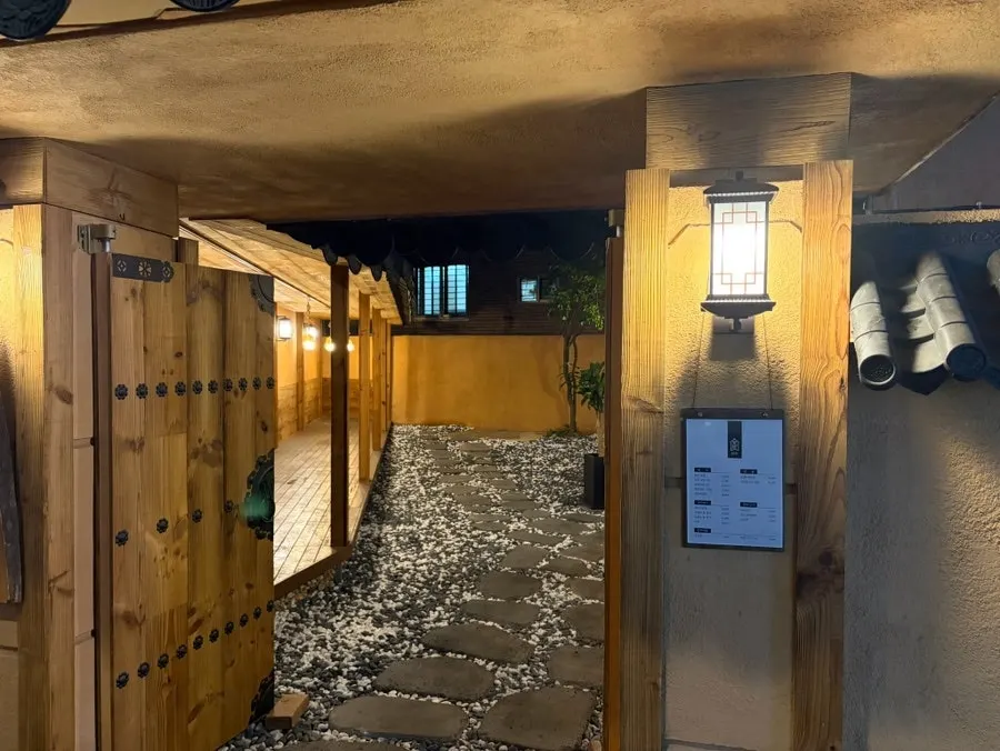 가을 저녁 창가석에서 바라본 한옥 풍경