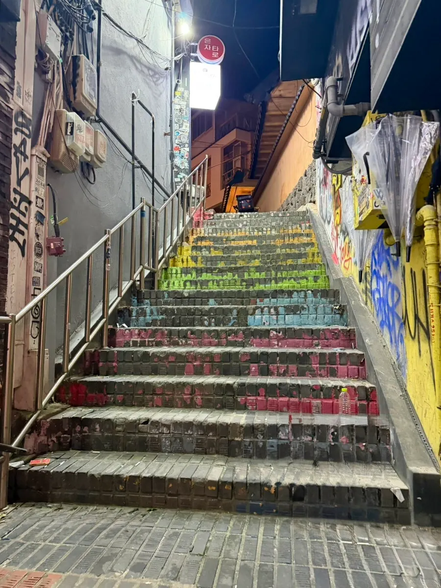 Staircase leading up to Anok from a Hongik-ro alley