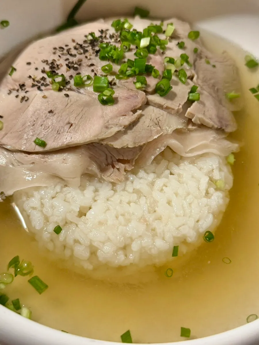 Close-up of the clear pork gomtang broth