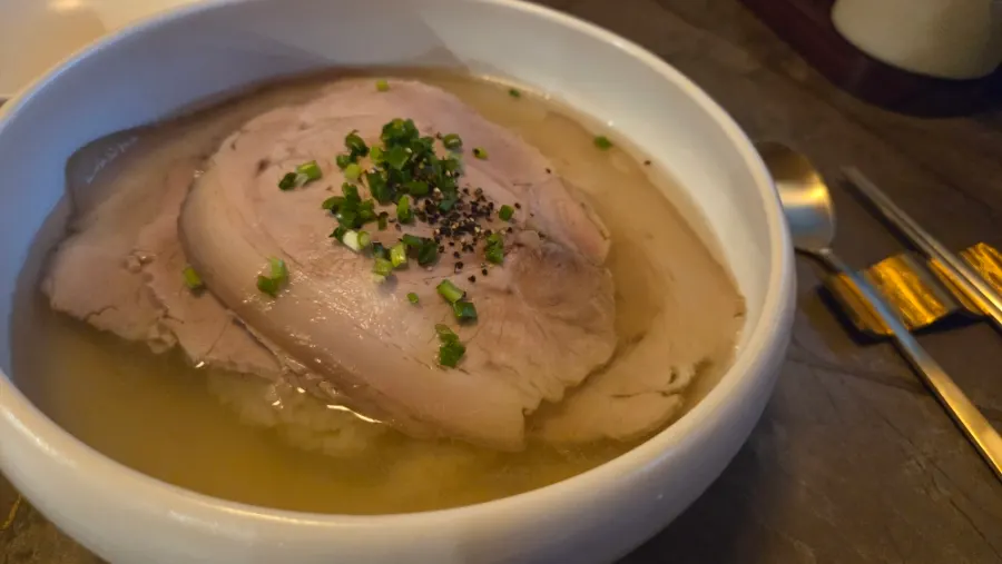 Anok's clear gomtang served in a traditional bowl