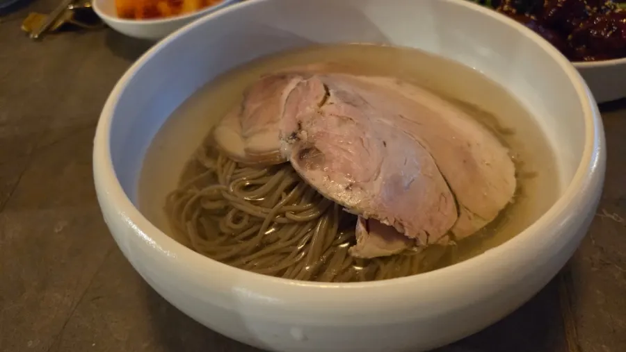 Eating the steamed pork tail