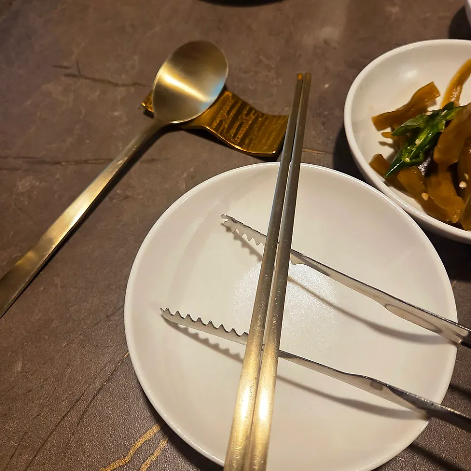 안옥 상차림 준비 장면