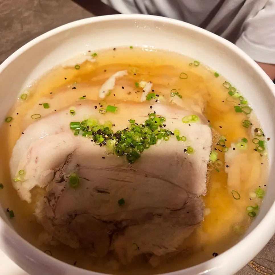 세 가지 메뉴가 놓인 안옥 한 상