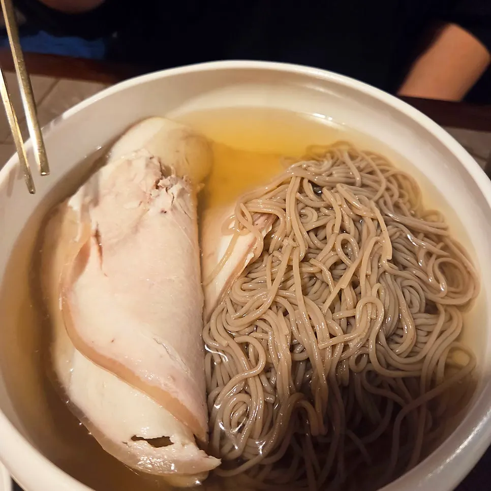 얇게 저민 고기가 든 맑은 돼지 곰탕
