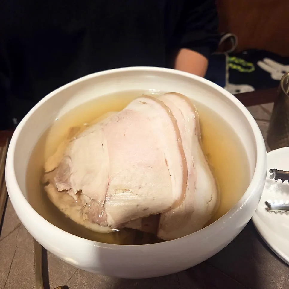 계단 아래 자리한 안옥 전경