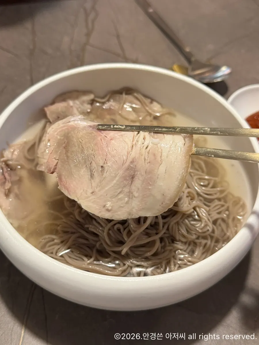 A spread of Pyongyang naengmyeon and gomtang at Anok