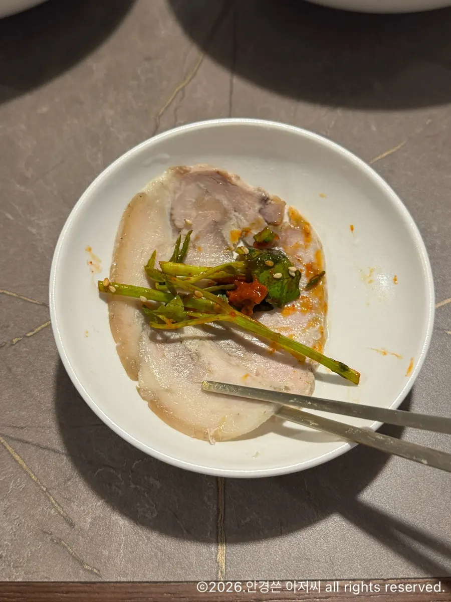 Gomtang suyuk served with gochuji