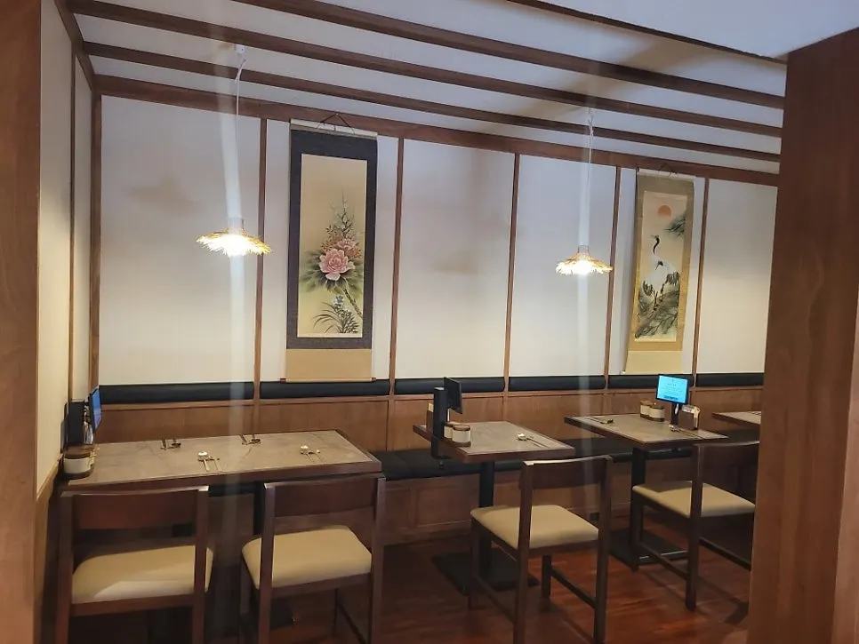 벽에 걸린 산수화가 보이는 안옥 실내