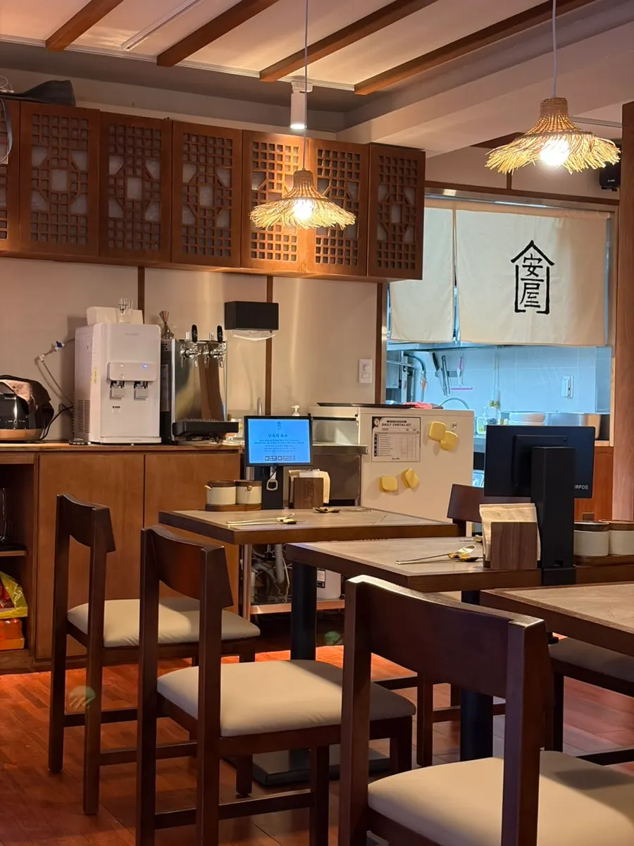 Table seating inside Anok