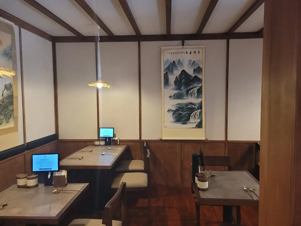 화조도가 걸린 안옥 좌석 공간