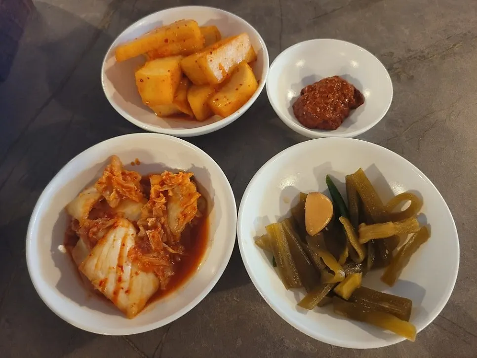 배추김치와 깍두기, 궁채, 양념장으로 구성된 안옥 기본찬