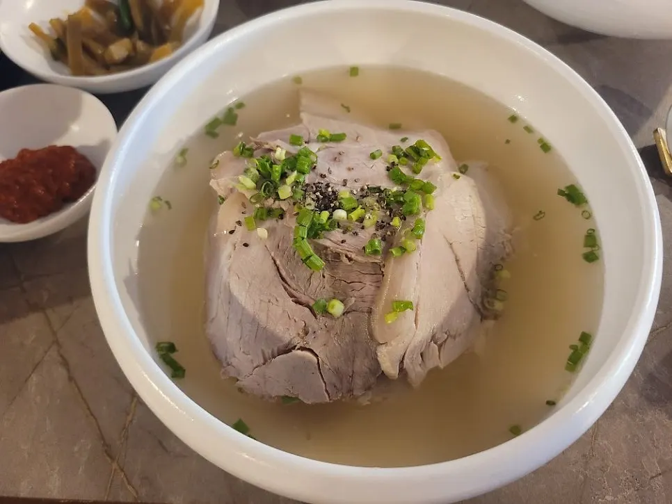 맑은 국물이 담긴 안옥 돼지 곰탕 한 그릇